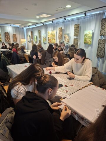 Atelier de cusături tradiționale dedicat mărțișorului, la Centrul Cultural „Bucovina”