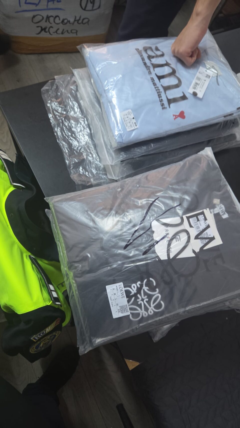 Peste 1.300 de haine ale unor producători celebri, posibil contrafăcute, găsite într-un microbuz