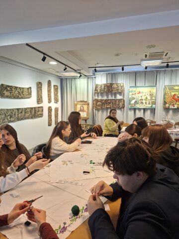 Atelier de cusături tradiționale dedicat mărțișorului, la Centrul Cultural „Bucovina”