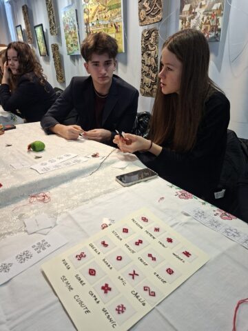 Atelier de cusături tradiționale dedicat mărțișorului, la Centrul Cultural „Bucovina”