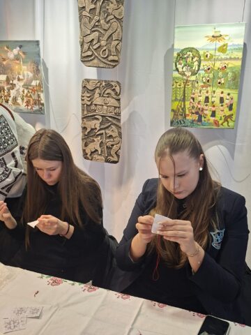 Atelier de cusături tradiționale dedicat mărțișorului, la Centrul Cultural „Bucovina”