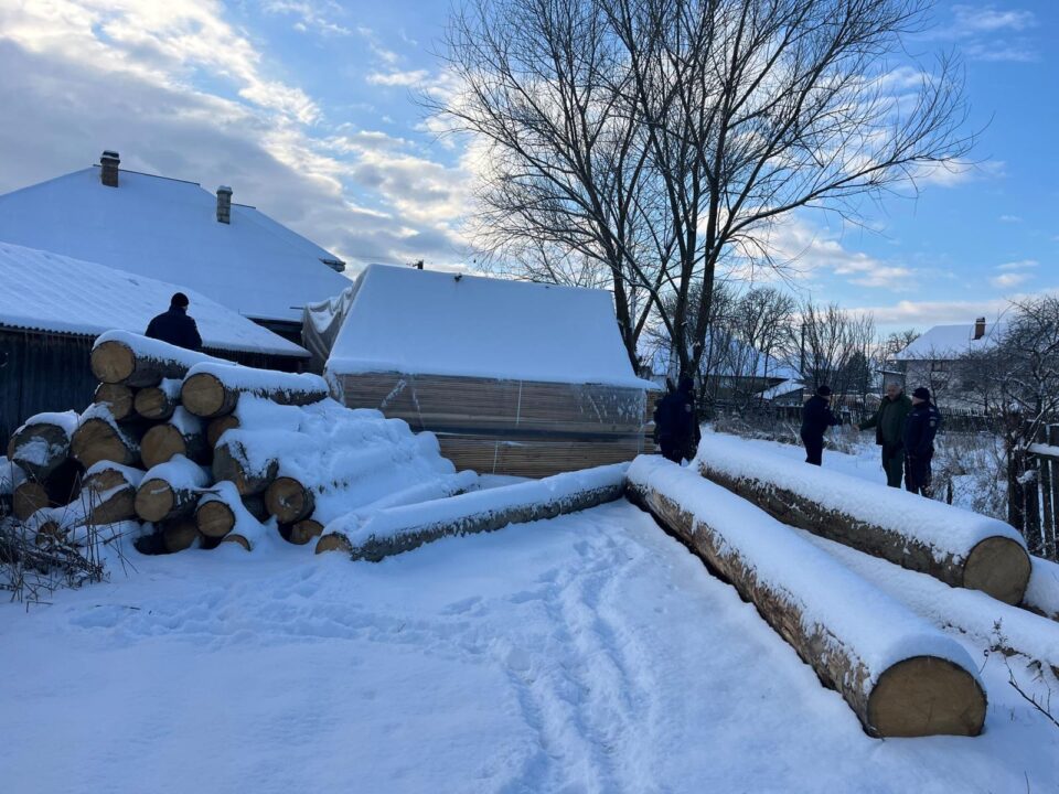 Aproape 100 mc de cherestea și bușteni, descoperiți la o casă nelocuită