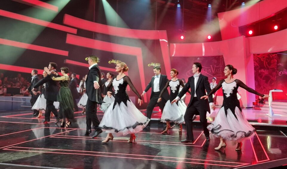 Spectacol muzical-coregrafic intitulat sugestiv „E primăvară-n ochii tăi, femeie!”, oferit de Ansamblul „Ciprian Porumbescu”