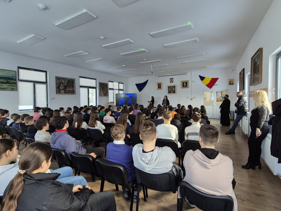 Elevii de la Liceul Teoretic „Iorgu Vârnav Liteanu” din Liteni, față în față cu realitatea dependenței digitale, în cadrul programului „Școala altfel”