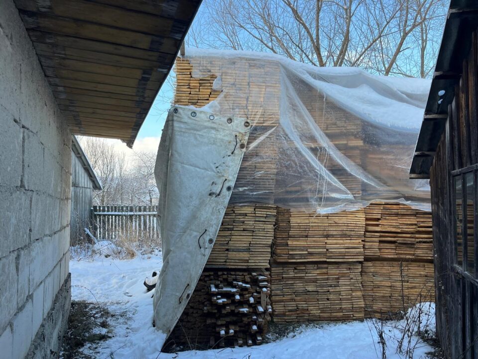 Aproape 100 mc de cherestea și bușteni, descoperiți la o casă nelocuită Aproape 100 mc de cherestea și bușteni, descoperiți la o casă nelocuită