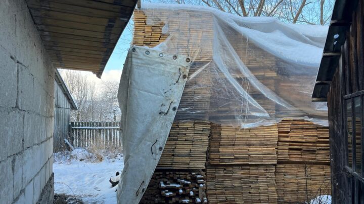 Aproape 100 mc de cherestea și bușteni, descoperiți la o casă nelocuită