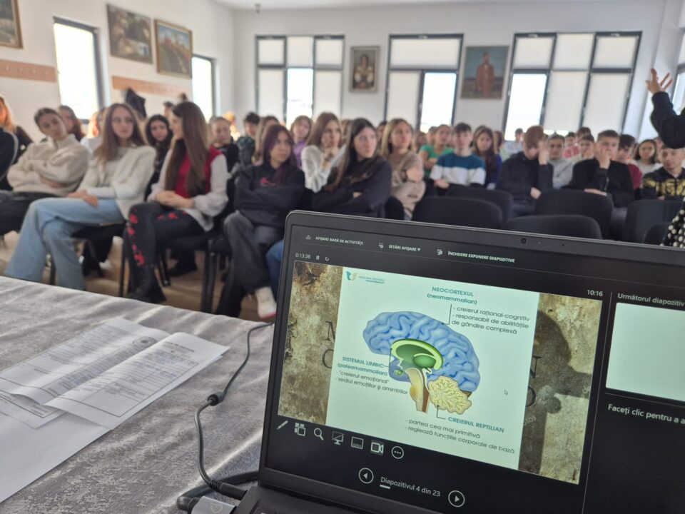 Elevii de la Liceul Teoretic „Iorgu Vârnav Liteanu” din Liteni, față în față cu realitatea dependenței digitale, în cadrul programului „Școala altfel”