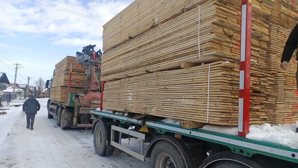 Aproape 100 mc de cherestea și bușteni, descoperiți la o casă nelocuită