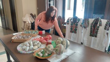 Expoziție de ouă încondeiate cu vânzare, în fiecare duminică, la Cazinoul Băilor din Vatra Dornei