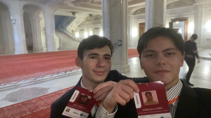 Dezbateri în limba engleză, la cel mai înalt nivel, pentru doi elevi ai Colegiului ”Eudoxiu Hurmuzachi”