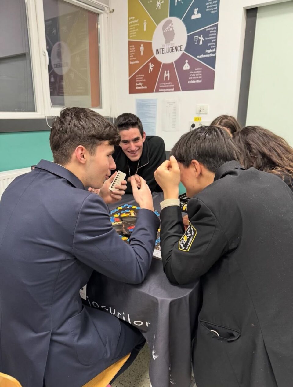 Dezbateri în limba engleză, la cel mai înalt nivel, pentru doi elevi ai Colegiului ”Eudoxiu Hurmuzachi”