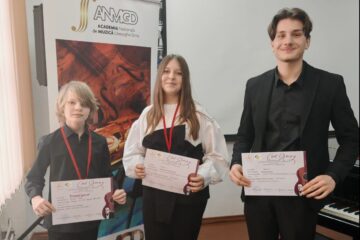 Premii I pentru chitariștii Colegiului de Artă Suceava, la concursuri de la Piatra Neamț și Cluj Premii I pentru chitariștii Colegiului de Artă Suceava, la concursuri de la Piatra Neamț și Cluj
