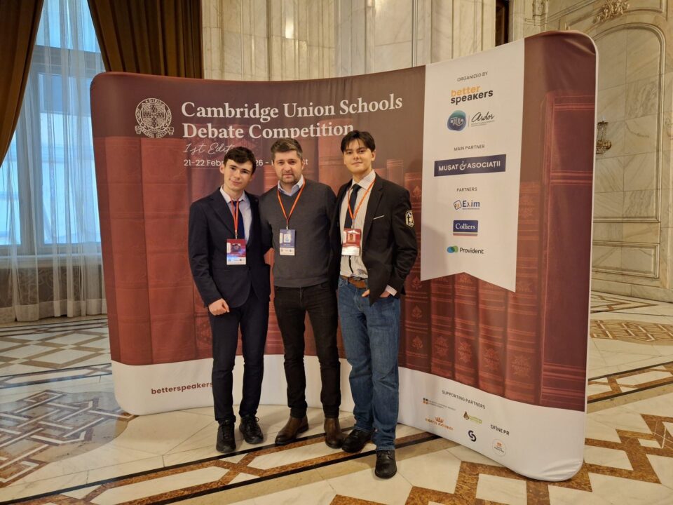 Dezbateri în limba engleză, la cel mai înalt nivel, pentru doi elevi ai Colegiului ”Eudoxiu Hurmuzachi”