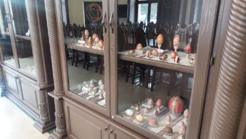 Expoziție de ouă încondeiate cu vânzare, în fiecare duminică, la Cazinoul Băilor din Vatra Dornei