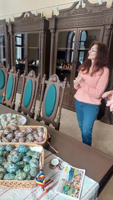 Expoziție de ouă încondeiate cu vânzare, în fiecare duminică, la Cazinoul Băilor din Vatra Dornei