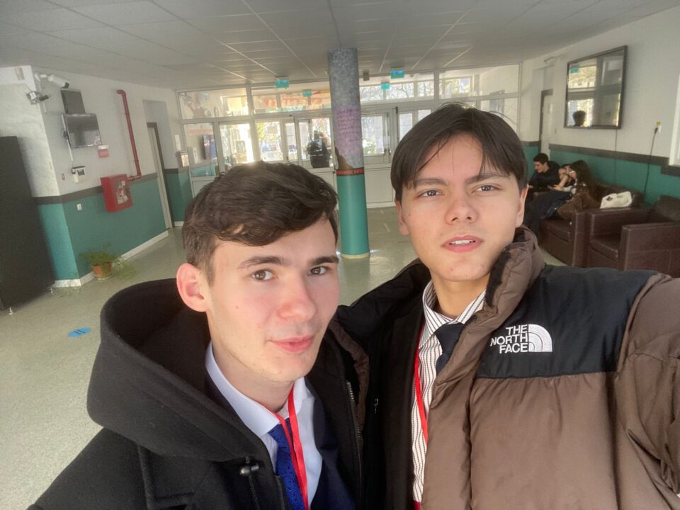 Dezbateri în limba engleză, la cel mai înalt nivel, pentru doi elevi ai Colegiului ”Eudoxiu Hurmuzachi”