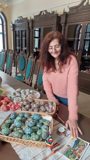 Expoziție de ouă încondeiate cu vânzare, în fiecare duminică, la Cazinoul Băilor din Vatra Dornei