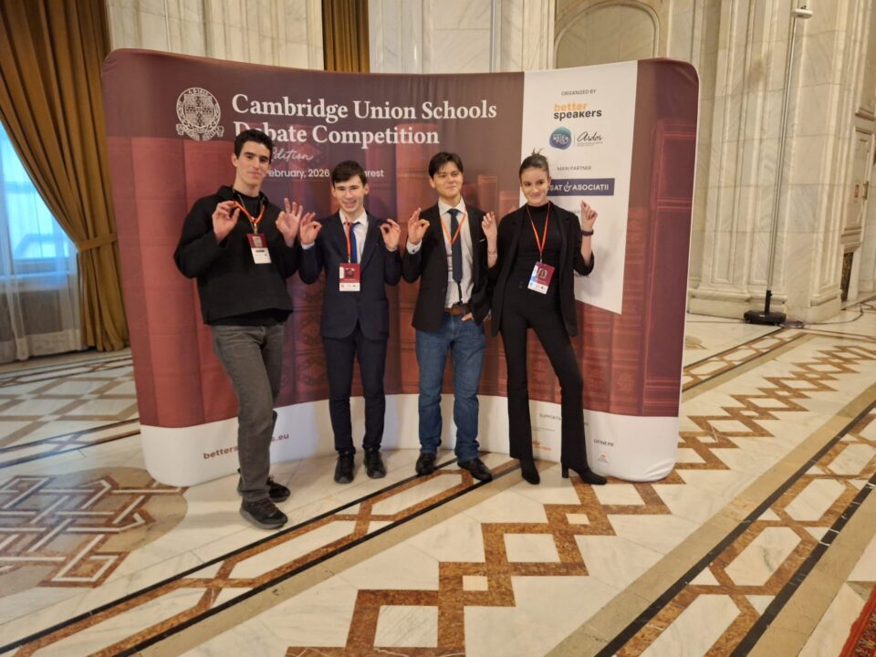 Dezbateri în limba engleză, la cel mai înalt nivel, pentru doi elevi ai Colegiului ”Eudoxiu Hurmuzachi”