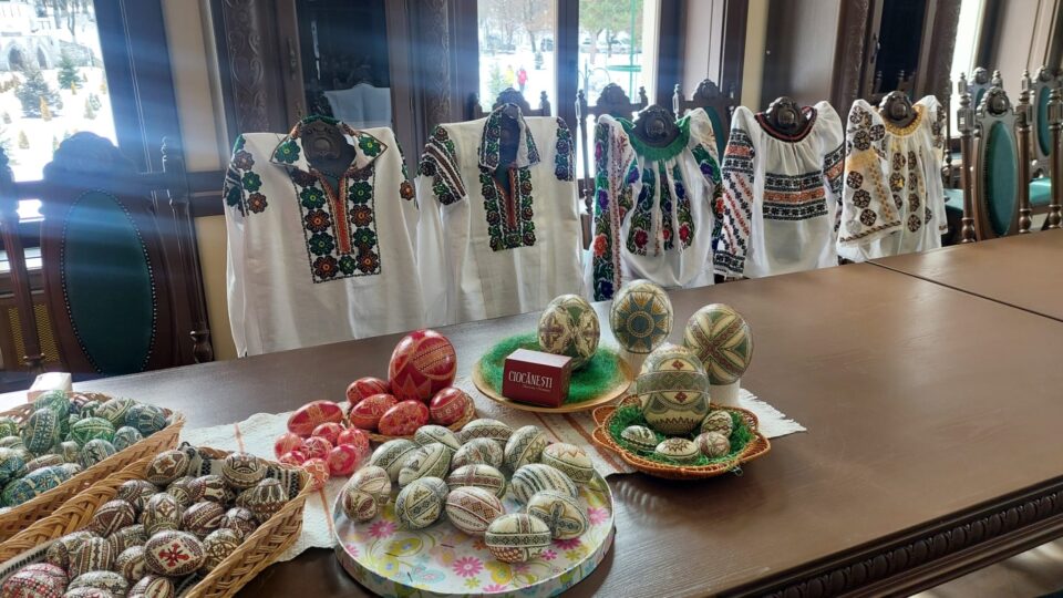 Expoziție de ouă încondeiate cu vânzare, în fiecare duminică, la Cazinoul Băilor din Vatra Dornei
