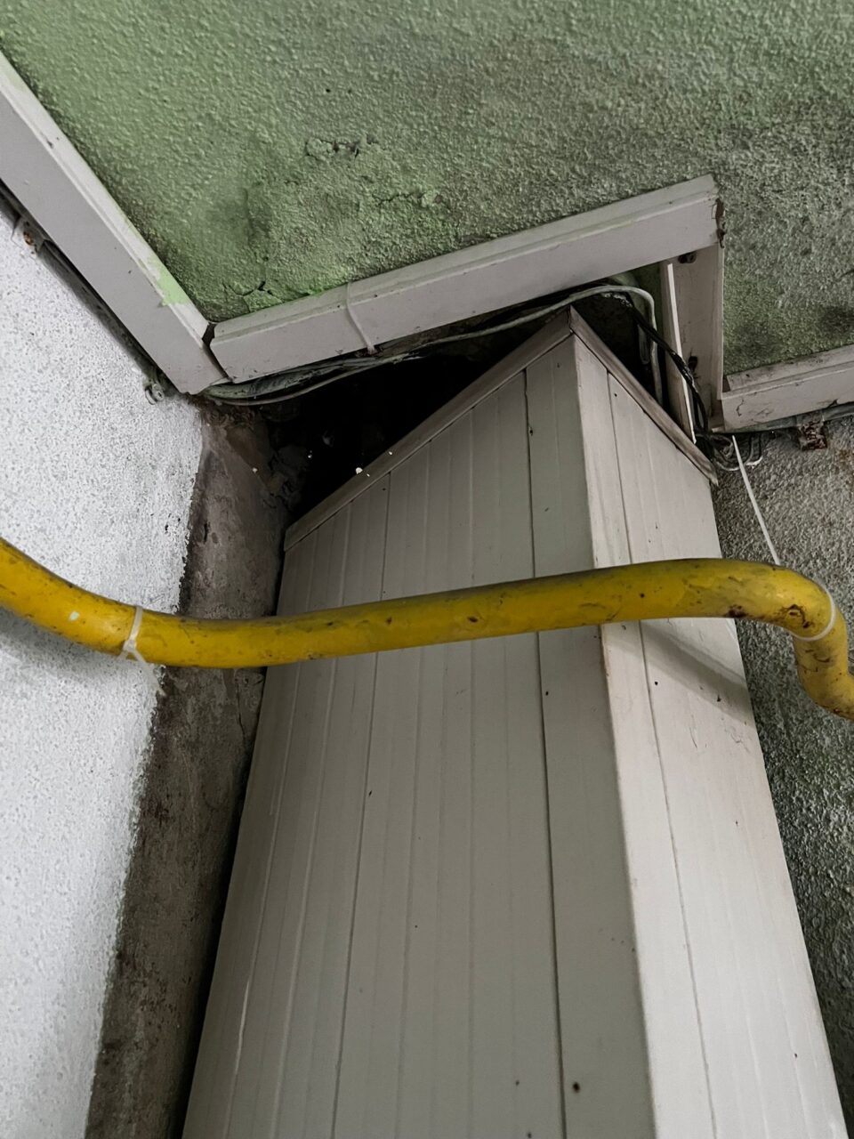 Infiltrații de apă și igrasie pe casa scării, care afecteaza si locuintele vecinilor, de la apartamentul cavernă