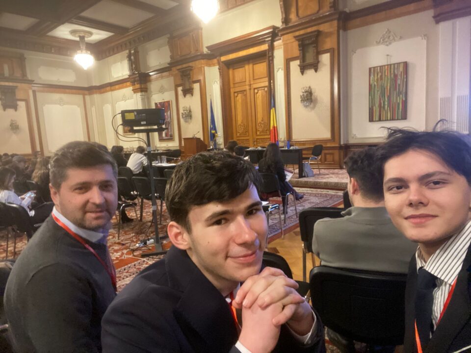 Dezbateri în limba engleză, la cel mai înalt nivel, pentru doi elevi ai Colegiului ”Eudoxiu Hurmuzachi”