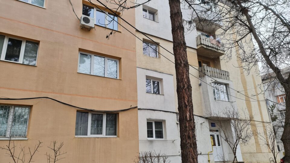 Trai ca-n Evul Mediu, dar la bloc – apartament debranșat de la toate utilitățile, posibil focar de boli, în municipiul Suceava