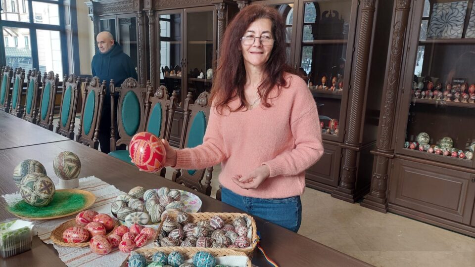 Expoziție de ouă încondeiate cu vânzare, în fiecare duminică, la Cazinoul Băilor din Vatra Dornei