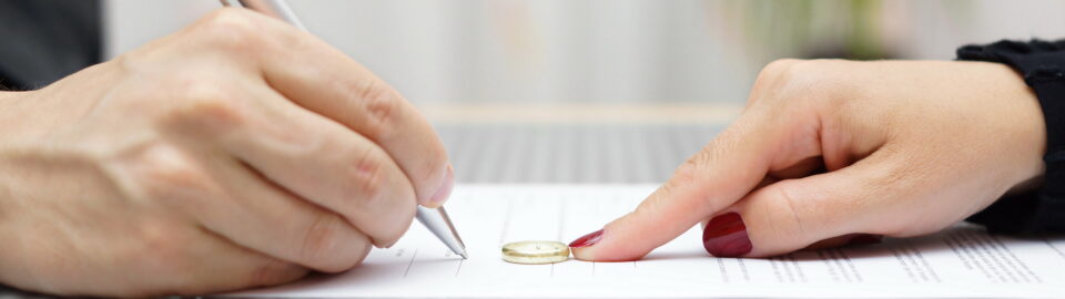 Senatul a adoptat o inițiativă legislativă a USR prin care soții pot să-și aleagă ce nume vor după divorț