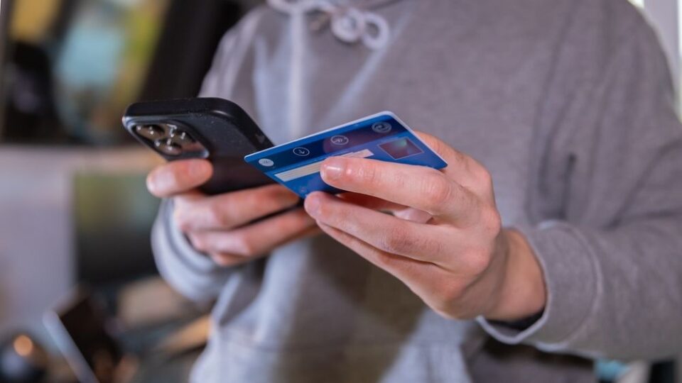 A vrut să vândă un playstation și s-a trezit că i-au dispărut din cont aproape 2.500 de lei A vrut să vândă un playstation și s-a trezit că i-au dispărut din cont aproape 2.500 de lei