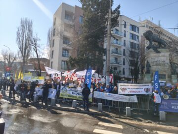 Oamenii școlii au ieşi din nou în stradă