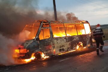 Microbuz încărcat cu pal, în flăcări la primele ore ale zilei