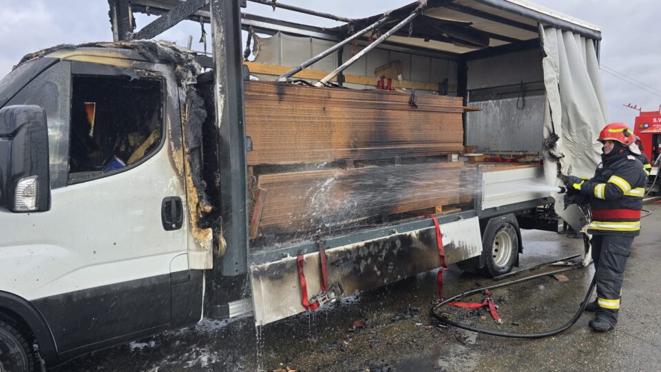 Microbuz încărcat cu pal, în flăcări la primele ore ale zilei