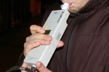 Șofer depistat de polițiști în timp ce circula noaptea pe contrasens. Alcool mult și permis de conducere anulat Șofer depistat de polițiști în timp ce circula noaptea pe contrasens. Alcool mult și permis de conducere anulat