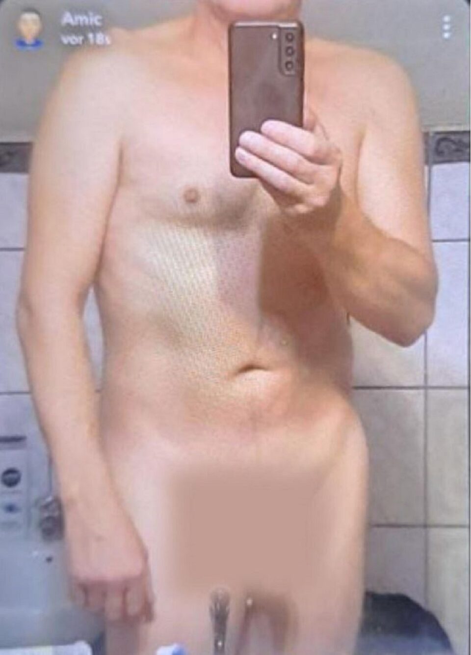 Profesorul din Brodina care s-a fotografiat gol, cu organele genitale la vedere, vrea să revină la catedră