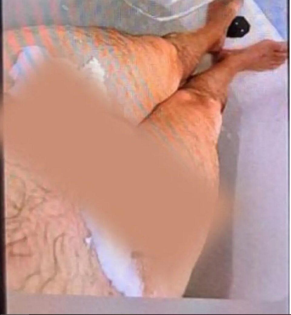 Profesorul din Brodina care s-a fotografiat gol, cu organele genitale la vedere, vrea să revină la catedră