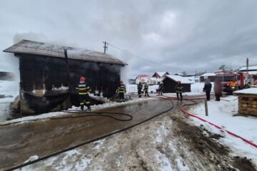 Incendiu la un atelier de reparații auto din Coșna