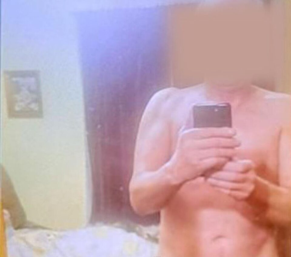 Profesorul din Brodina care s-a fotografiat gol, cu organele genitale la vedere, vrea să revină la catedră