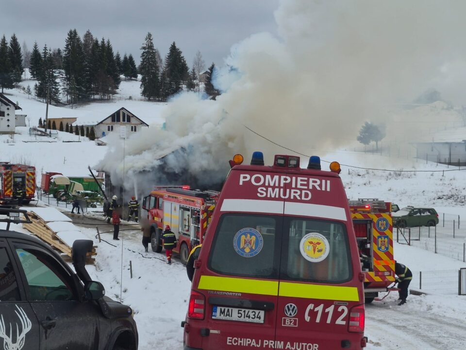 Incendiu la un atelier de reparații auto din Coșna