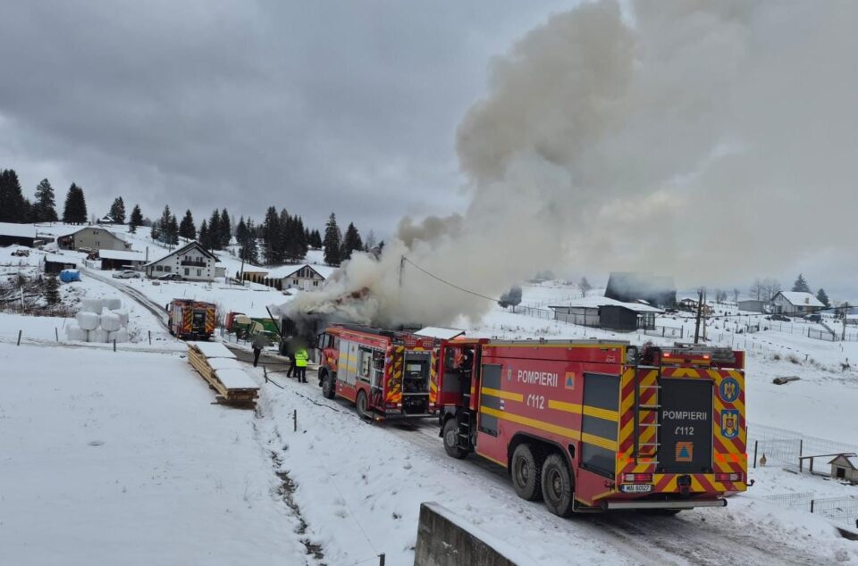 Incendiu la un atelier de reparații auto din Coșna