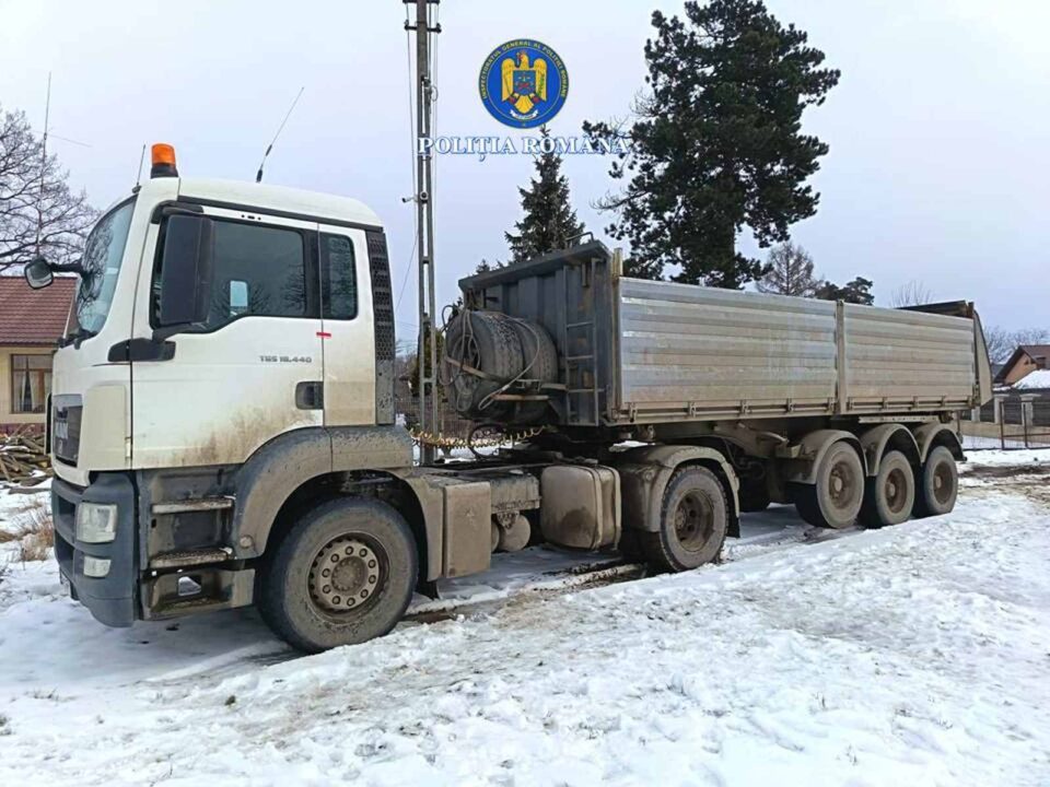 Camion în valoare de 30.000 de euro, cu care se transporta cherestea fără acte, indisponibilizat de polițiști