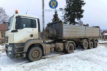 Camion în valoare de 30.000 de euro, cu care se transporta cherestea fără acte, indisponibilizat de polițiști Camion în valoare de 30.000 de euro, cu care se transporta cherestea fără acte, indisponibilizat de polițiști