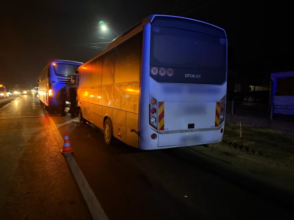 Trafic rutier blocat pe ruta Rădăuți-Suceava, după un accident rutier cu un autoturism și două autocare