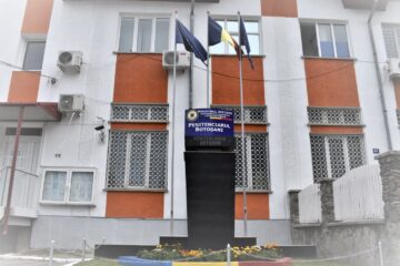 Șofatul fără permis i-a netezit drumul spre pușcărie unui bărbat condamnat și pentru nerespectarea regimului armelor