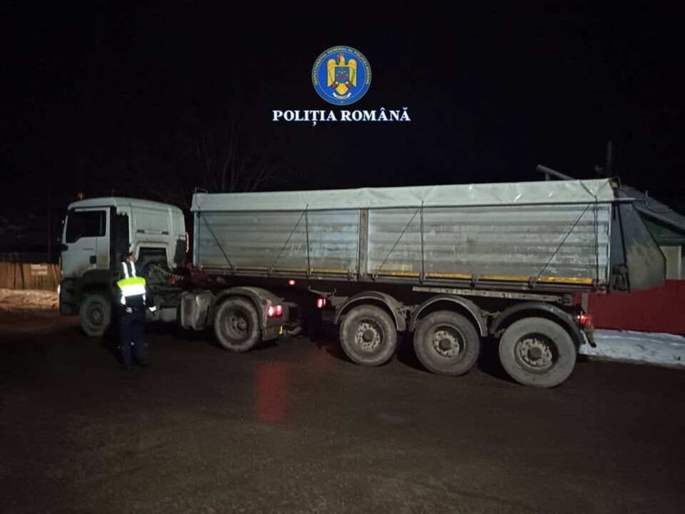 Camion în valoare de 30.000 de euro, cu care se transporta cherestea fără acte, indisponibilizat de polițiști