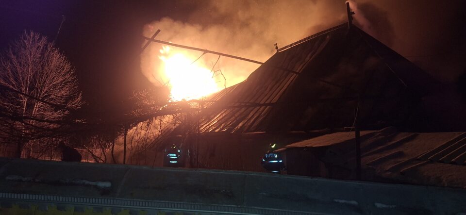 Un bărbat de 76 de ani a făcut atac de panică după ce a văzut că munca de o viață este mistuită de flăcări