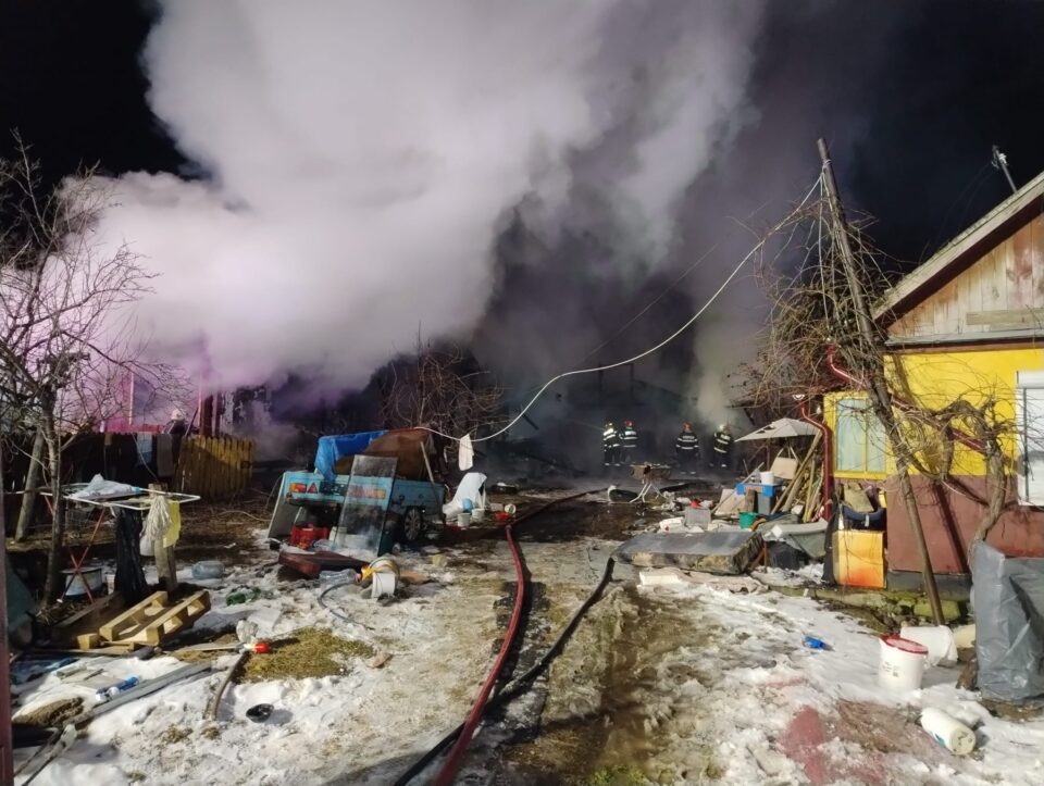 Un bărbat de 76 de ani a făcut atac de panică după ce a văzut că munca de o viață este mistuită de flăcări