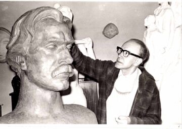 Sculptorul Ion Irimescu (27 februarie 1903 – 28 octombrie 2005), unul dintre marii artiști români ai secolului al XX-lea