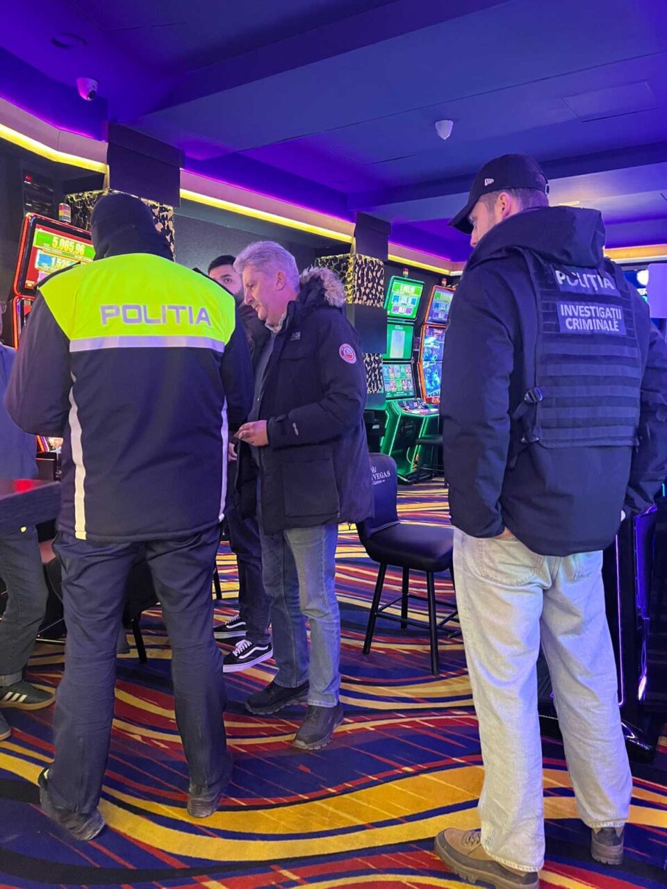 Razie nocturnă cu prezență masivă a polițiștilor, în trafic și în săli de jocuri