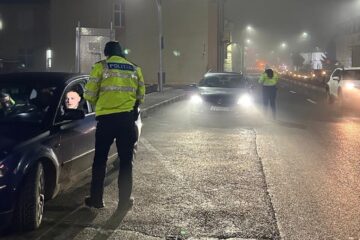 Razie nocturnă cu prezență masivă a polițiștilor, în trafic și în săli de jocuri Razie nocturnă cu prezență masivă a polițiștilor, în trafic și în săli de jocuri