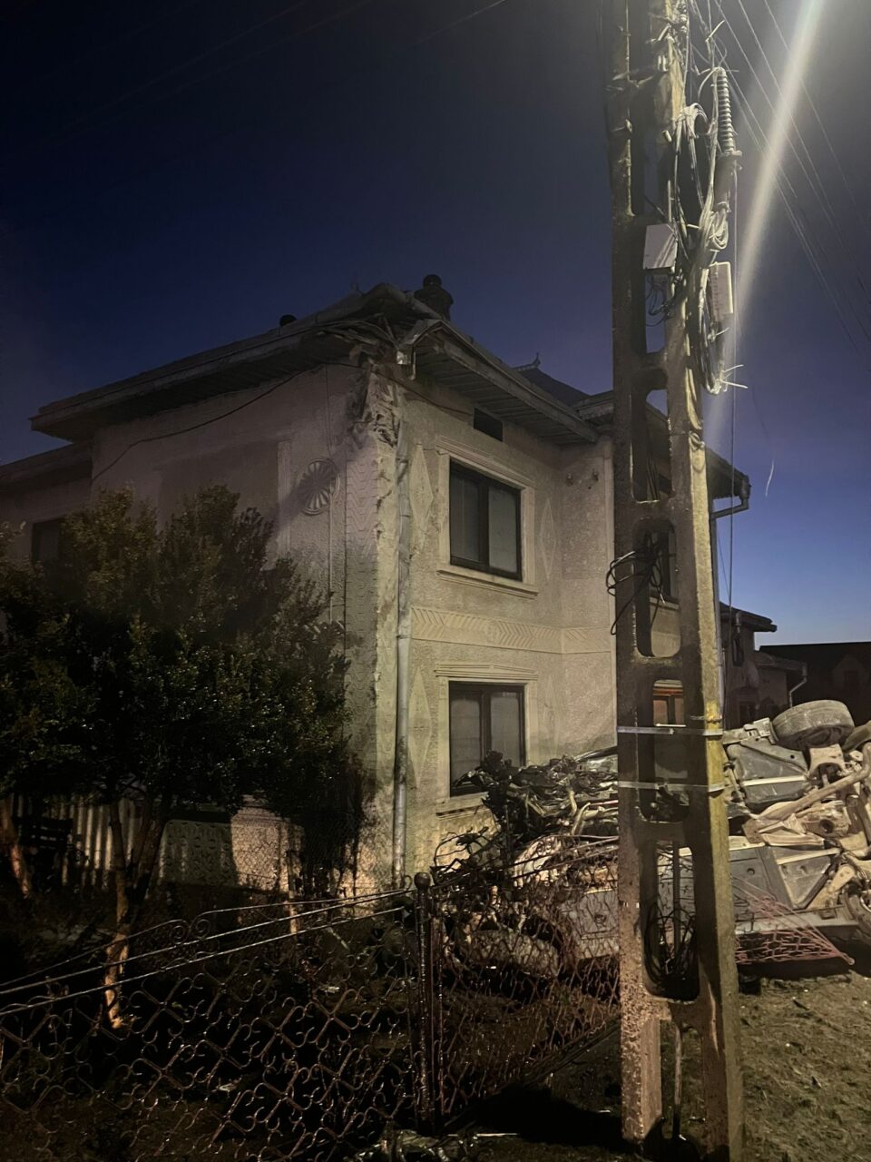 Un tânăr beat la volan a zburat cu mașina până în acoperișul unei case